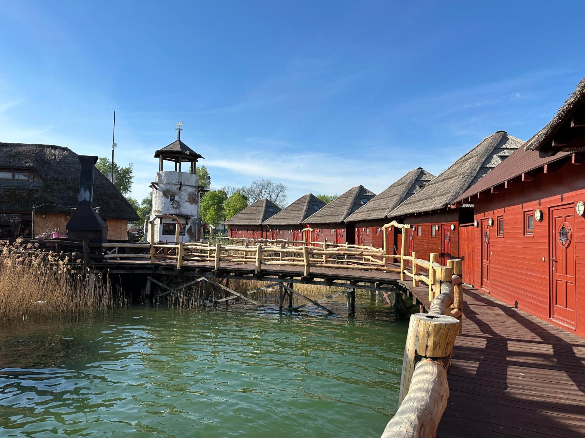 Tahiti Sunshine - Chatka Na Vode Senec Exterior photo